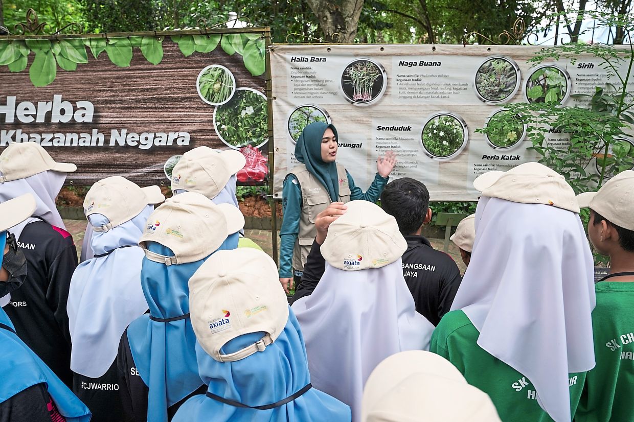 SK Cheras Jaya pupils learning about the many different kinds of plants during their outdoor trip.